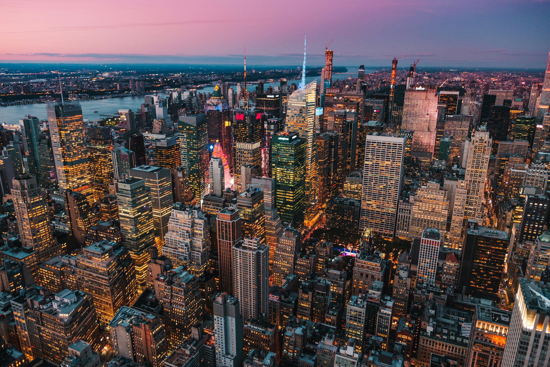 The Elegance of Curved Glass in New York’s Iconic Skyline